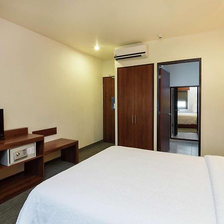 Hotel Hampton By Hilton San Juan del Río Esterno foto