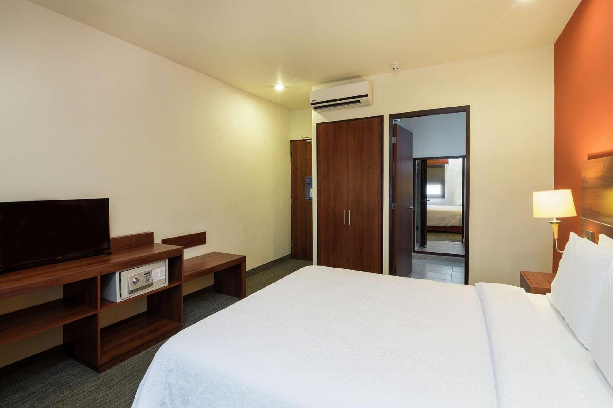 Hotel Hampton By Hilton San Juan del Río Esterno foto